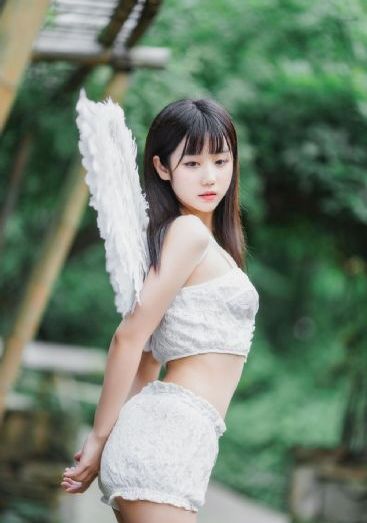 红唇滚滚