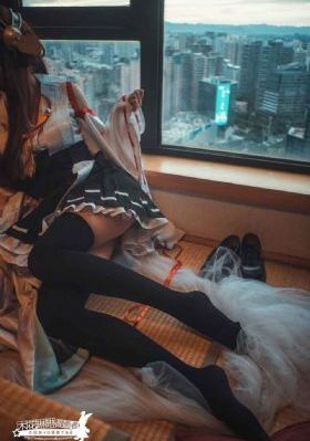 不扣纽扣女孩