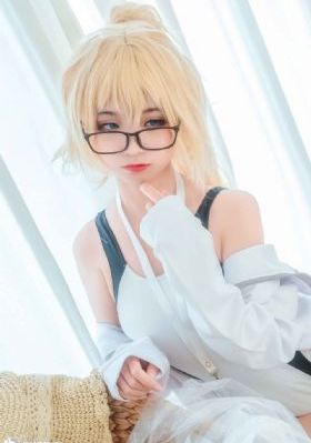 脱了内裤一边亲一边摸