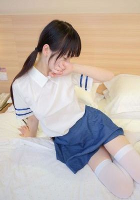 被迫沦为女同学的脚奴