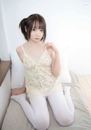 一男一女在家里撒狗粮还斗地主